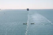 Zwei Fischerboote kreuzen den Suezkanal.