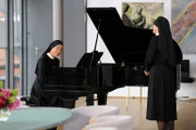 Schwester Hildegard (Andrea Sihler, r.) stört die Mutter Oberin von Beilheim (Gaby Dohm, l.) beim Klavierspiel - Herr Wöller bittet um einen Gesprächstermin.