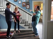 Phil (Ty Burrell, l.) und Claire (Julie Bowen) bekommen Besuch von  ihrem ehemaligen Nachbarsjungen Kenneth (Josh Gad), der Phil seit seiner Kindheit vergöttert.