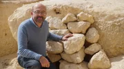 Ägyptologe Pierre Tallet vor den Ruinen in Ägypten (Landschaft).
