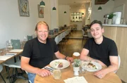 Björn Freitag (l) mit Koch Lucas Tricot im Restaurant Suzanne im Stadtzentrum von Lille.