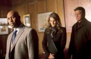 L-R: Mayor Robert Weldon (Derek Webster), Kate Beckett (Stana Katic) und Richard Castle (Nathan Fillion)