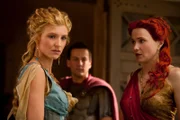 Glaber (Craig Parker, M.) will nicht an dem Fest teilnehmen, das Batiatus für ihn ausgerichtet hat, sondern reist nach Rom ab. Doch seine Frau Ilithyia (Viva Bianca) bleibt und besucht mit Lucretia (Lucy Lawless, M.) zum ersten Mal die Gladiatorenschule. Sie ist fasziniert von diesen Männern ...