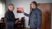 Finn (Sven Martinek, r.) zeigt Rolf Asmus (Frank Röth, l.) ein Foto von dem Toten. Ist dies der Mann, den er in der Nacht, nahe der Diskothek aufgegriffen hat?