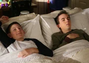Schlafen ist seit kurzem die neueste Lieblingsfreizeitbeschäftigung von Malcolm (Frankie Muniz, r.) und Dewey (Per Erik Sullivan, l.), ein Hobby, das die beiden kompromisslos betreiben ...