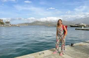 Im Hafen von Calvi an der Nordwestküste starten Ausflugsboote. Moderatorin Tamina Kallert entscheidet sich für eine Schnorcheltour.
