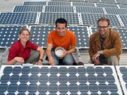 Auf einem Dach in München Riem schaut sich Willi eine sogenannte Fotovoltaik-Anlage zur Stromgewinnung an.