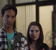 Annie (Alison Brie, r.) erkennt ziemlich schnell, dass es nicht einfach wird, mit Jeff zusammen zu arbeiten. Auch Troy möchte nicht mit Abed (Danny Pudi, l.) in einem Team sein ...