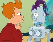 Erste Versuche von Fry (l.), einen Roboter zu bauen, der exakt Leelas Aussehen hat, gehen in die Hose ...