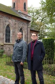 Finn (Sven Martinek, l.) und Lars (Ingo Naujoks, r.) suchen am Friedhof nach Hinweisen.