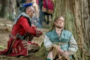 Outlander – Die Highland-Saga Staffel 4 Folge 10 Leibeigener des Mohawk-Stammes: Braeden Clarke als Kaheroton, Richard Rankin als Roger Wakefield  Copyright: SRF/2018 Sony Pictures Television Inc.