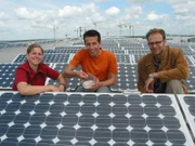 Willi Weitzel zwischen Photovoltaikanlagen auf einem Dach in München-Riem. Heute dreht sich alles um die Stromherstellung.