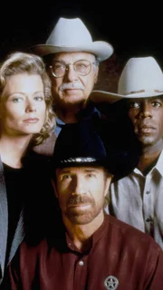 Alex Cahill (Sheree J. Wilson), Cordell Walker (Chuck Norris, vorne), C.D. Parker (Noble Willingham) und  James Trivette (Clarence Gilyard Jr.)
