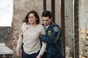 Nachdem sich der Serienvergewaltiger vor den Augen von Detective Olivia Benson (Mariska Hargitay) erschossen hat, bringt Nick Amaro (Danny Pino) seine traumatisierte Kollegin in Sicherheit.