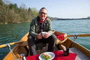Gastronom Erwin Nolz von der St. Pöltener Seedose beginnt den Tag am Teich.