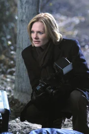 Catherine (Marg Helgenberger) auf der Suche nach dem Mordmotiv.