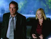 Logan (Tom Irwin) und Catherine (Marg Helgenberger) werden mit dem Lösegeld zum Übergabeort dirigiert.