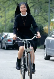 Schwester Hanna (Janina Hartwig) saust auf dem Fahrrad zur Verhandlung.
