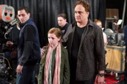 Der Fernsehproduzent Frank Maddox (Bradley Whitford, r.) wird von seiner frisch geschiedenen Frau beschuldigt, seine Tochter Chelsea (Clare Foley) sexuell missbraucht zu haben.