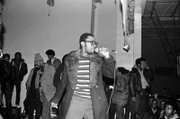 Busy Bee (Mi.), ein bekannter Hip-Hop-Künstler der 1970er und 1980er Jahre, war für seine charismatischen Live-Auftritte und einen legendären Battle mit Kool Moe Dee bekannt (1981).