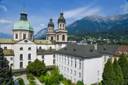 Die Herz-Jesu Kirche (Jesuitenkirche) mit Blick auf einen Teil des Jesuitenkolleg, in dem bis 1957 die Landespolizeidirektion untergebracht war.