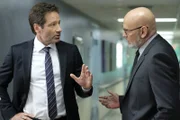 L-R: Mulder (David Duchovny) und Walter Skinner (Mitch Pileggi)