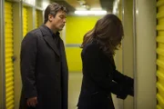 Ihre Ermittlungen führen Richard Castle (Nathan Fillion, l.) und Kate Beckett (Stana Katic, r.) zu Lagerräumen in der Stadt. Was erwartet sie hinter der verschlossenen Tür?