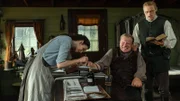 Outlander Staffel 6 Folge 3 Eine Operation bei vollem Bewusstsein:Caitriona Balfe als Claire Randall, Mark Lewis Jones als Tom Christie,  Sam Heughan als Jamie Fraser