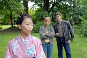 Young-Shin Kim (Tanaka Shizuko, li.), Kristina Sprenger (Karin Kofler), Andreas Kiendl (Klaus Lechner).