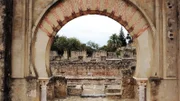 Am Rande Cordobas liegt die Palaststadt Medina Azahara, einst Sitz des Kalifen. Seit 2018 ist die Ausgrabungsstätte Weltkulturerbe der UNESCO.