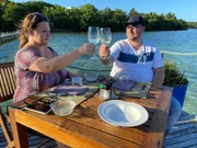 Nach ihrem Kochkurs auf der Insel Sainte Marie vor Madagaskar geniessen die Reisenden Erna und Christian aus Nordrhein-Westfalen ihre selbst zubereiteten Trichterkrebse bei einem Glas Wein.
