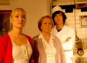 Im Bild (v.li.): Eva Herzig (Paula Breuer), Enzi Fuchs (Maria), Laurence Rupp (Martin).