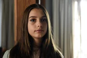 Charlotte (Lilly Liefers) ermuntert ihren Vater, Ruiz zu helfen. Sie nutzt das Alleinsein aus, um in einen Club zu gehen. Ruiz und Joe suchen dann nach ihr.