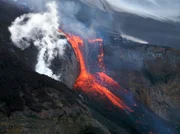 Ende März 2010 beginnt der Vulkanausbruch des Eyjafjällajökull mit einer „Roten Eruption“. Glühende Lava ergießt sich aus einem langen Felsspalt ins Tal.