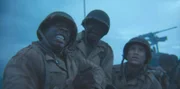 Soldaten helfen Corporal William Dabney (gespielt von Joshua Riley) beim Aufsteigen des Sperrballons in einer Szene einer historischen Nachstellung des Zweiten Weltkriegs für "Erased: WW2's Heroes of Color". Corporal Dabney diente mit dem 320th Barrage Balloon Battalion am D-Day. (National Geographic)