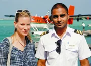 SF unterwegs - Malediven Moderatorin Andrea Jansen mit Barfusspilot Hamdhan