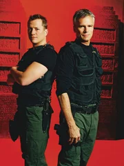 L-R: Jonas Quinn (Corin Nemec) und Colonel Jack O'Neill (Richard Dean Anderson)