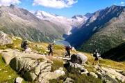 Auf dem Traumpfad: Wandergruppe in den Hintertuxer Alpen oberhalb des Schlegeis-Stausees