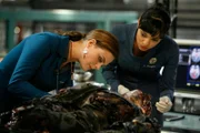 Dr. Temperance "Bones" Brennan (Emily Deschanel) und Angela Montenegro (Michaela Conlin)