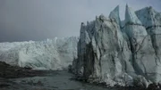 Über dreißig Meter hoch türmen sich die Eismassen eines Gletschers vor Grönlands Küste.