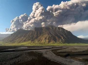 Im April 2010 überrascht der isländische Eyjafjallajökull mit einer gewaltigen Ascheeruption, die wochenlang anhält und den europäischen Flugverkehr komplett lahmlegt.
