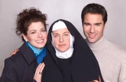 V.l.: Grace Adler (Debra Messing), Schwester Louise (Ellen DeGeneres), Will Truman (Eric McCormack)
+++