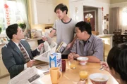 Noch ahnen (v.l.n.r.) Louis (Randall Park), Emery (Forrest Wheeler) und Eddie (Hudson Yang) nicht, dass das chinesische Neujahrsfest schon bald außer Kontrolle geraten wird ...