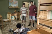 Emery (Forrest Wheeler, l.) und Eddie (Hudson Yang, r.) spielen ihrem kleinen Bruder Evan (Ian Chen, vorne) einen gemeinen Streich ...