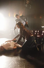 Javier Esposito (Jon Huertas, hinten) und Kate Beckett (Stana Katic, r.) haben einen Verdächtigen (Ivo Nandi, liegend) zur Strecke gebracht.
