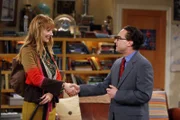 Sheldon erwartet Besuch von Dr. Elizabeth Plimpton (Judy Greer, l.), einer befreundeten Wissenschaftlerin. Da Elizabeth nicht gerne in Hotels wohnt, hat Sheldon sie zu sich nach Hause eingeladen und überlässt ihr sein Zimmer. Leonard (Johnny Galecki, r.) ist schwer beeindruckt, da er ihre Arbeit sehr bewundert ...