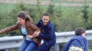 Ariane Borsche (Anne Brendler) und ihr kleiner Sohn Peter (René Langen, re.) sind auf der Autobahn in ein Unfall verwickelt. Semir (Erdogan Atalay) ist vor Ort und kann die beiden gerade noch vor heranrasenden Autos retten...