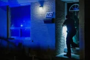 Drama-Rekonstruktion: Polizist klopft an die Tür von Maribel Ramos Wohnung.