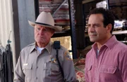 v.li.: Sheriff Bates (Charles Napier), Adrian Monk (Tony Shalhoub).
