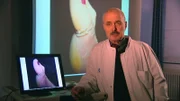 Fall "Mord in der Badewanne": Prof. Alfred DuChesne, Rechtsmediziner aus Münster: Erklärt sogenannte "Strommarken" am Zeh einer Toten sowie einen Versuch mit einem toten Schwein in der Badewanne, um zu klären: Was steckt hinter der toten Frau in der Badewanne? Ein Unfall, ein Selbstmord oder Mord?